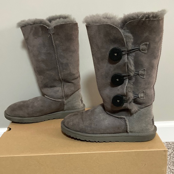 ugg size 6 dark gray